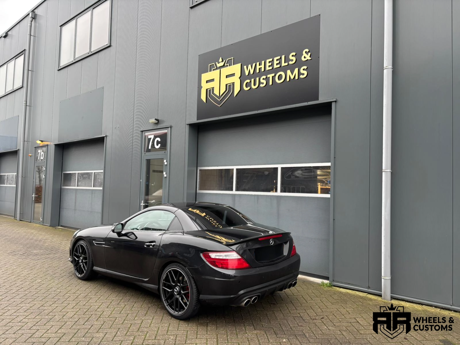 Mercedes SLK uit 2015 - voorzien van 19 inch JF Luxury  5x112 - AMG Design M933 Matt Black Machined Lip  Breedset velgen