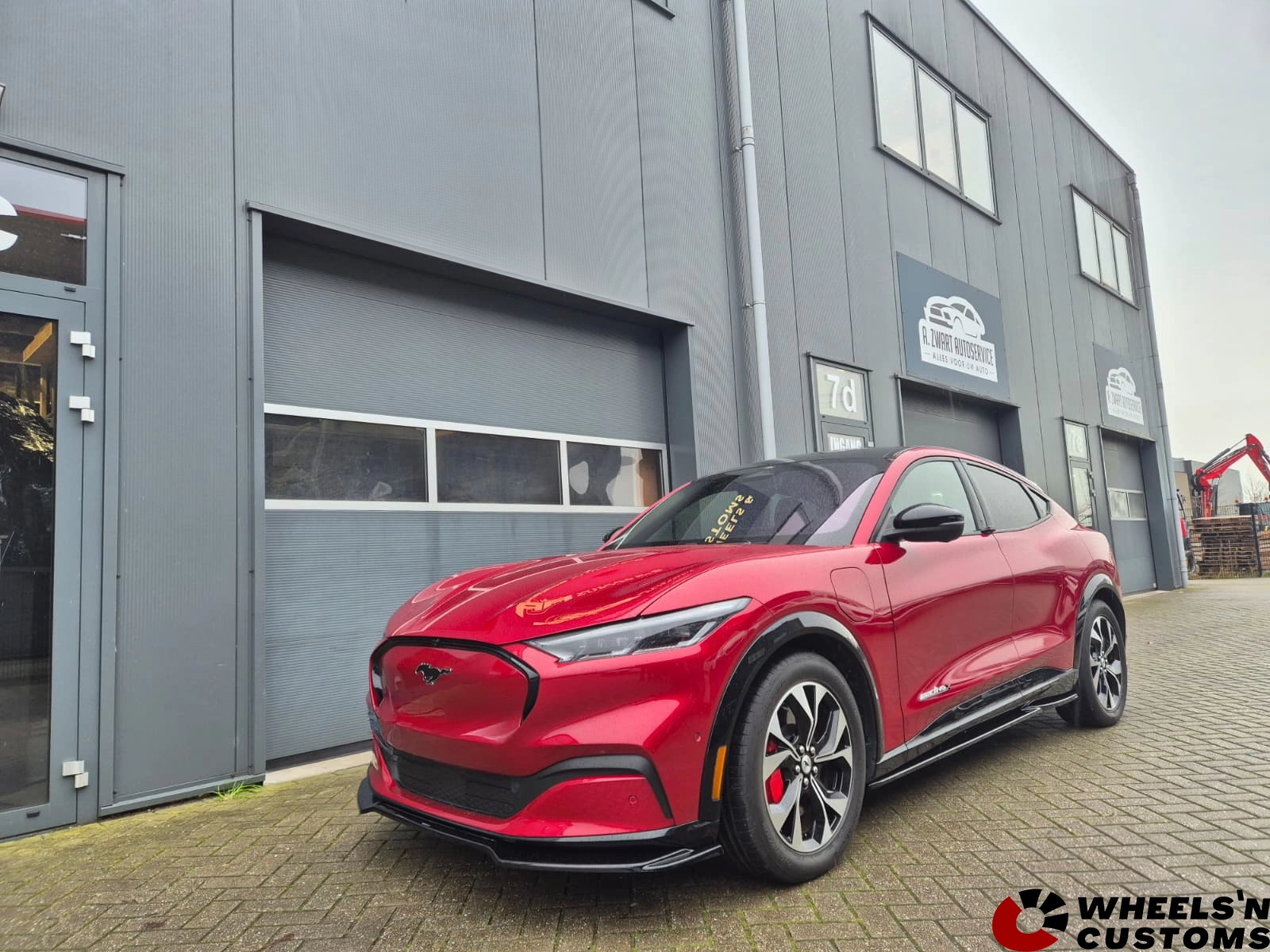 Ford Mustang Mach-E voorzien van Maxton Design onderdelen
