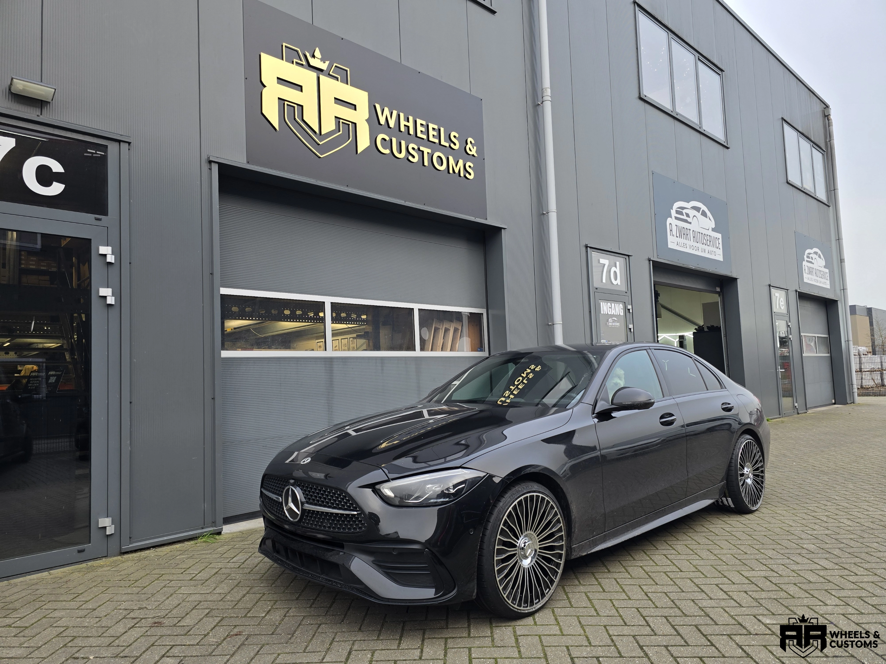 Mercedes C-Klasse voorzien van MBdesign  R20x8.5+9.5J  5X112  ET 40+45  66.6  I0313   Black Polished velgen