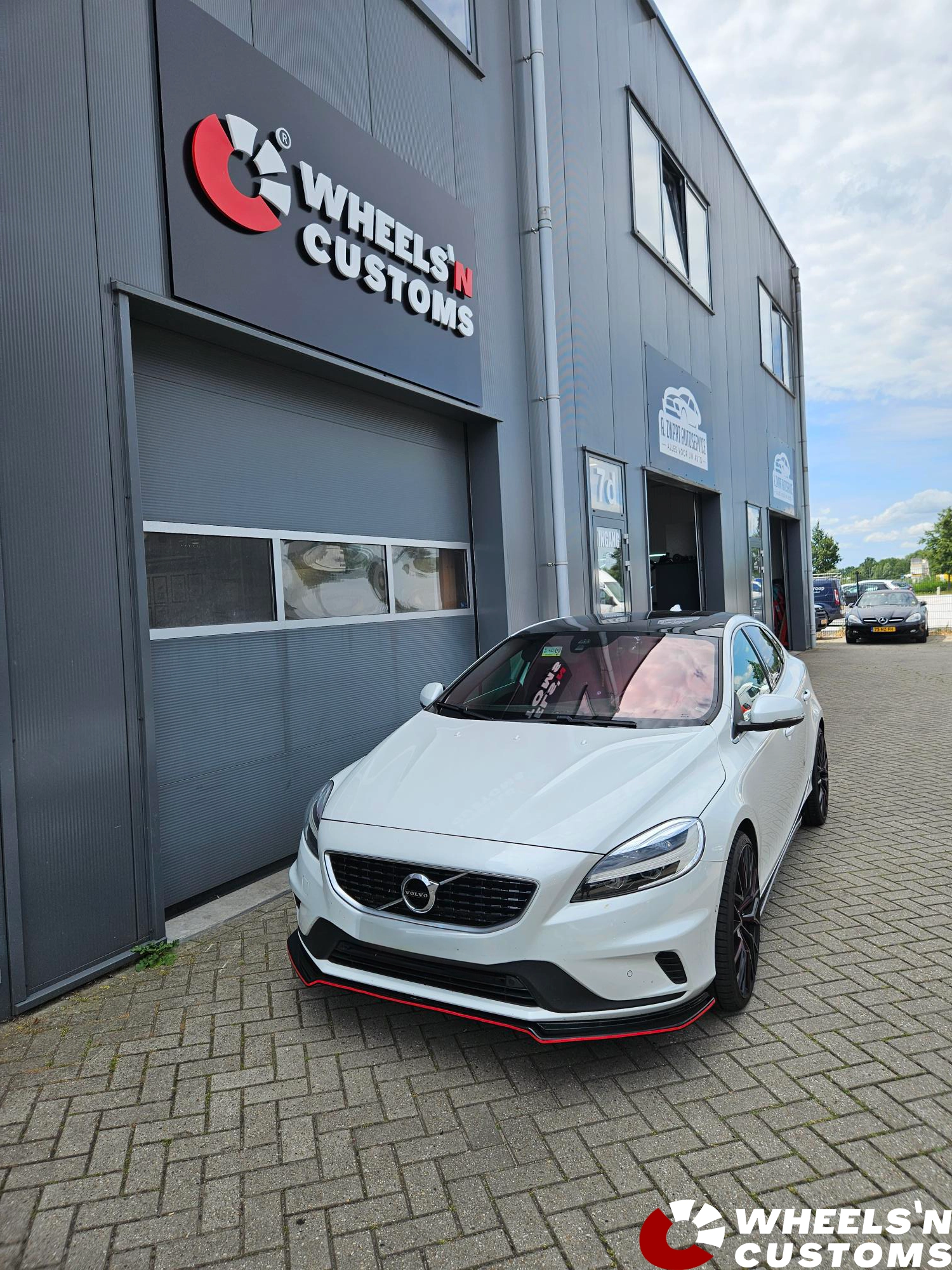 Volvo V40 R-Design voorzien van Maxton Design onderdelen