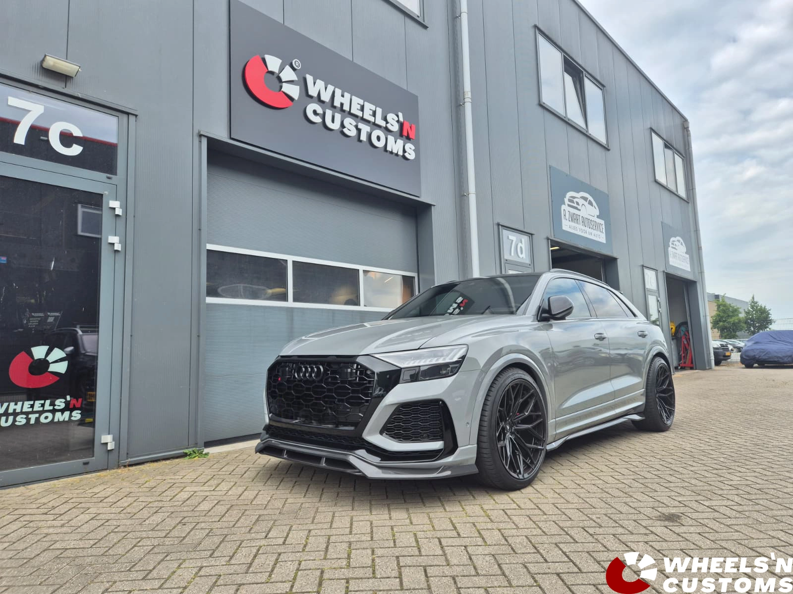 Audi RSQ8 Mk1 voorzien van Maxton Design onderdelen