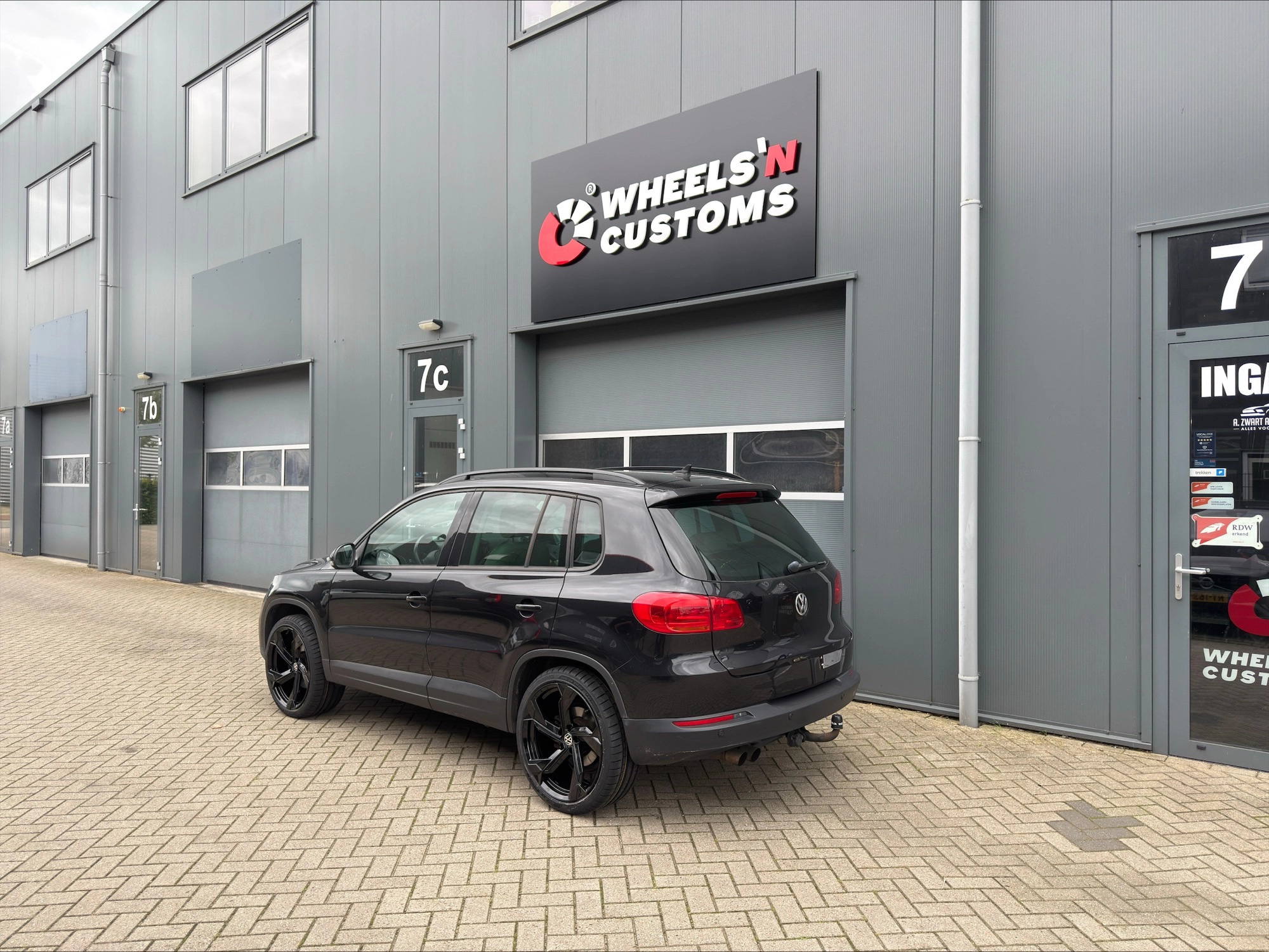 Deze Volkswagen Tiguan voorzien van een nieuwe setje Carbonado Superstar velgen 